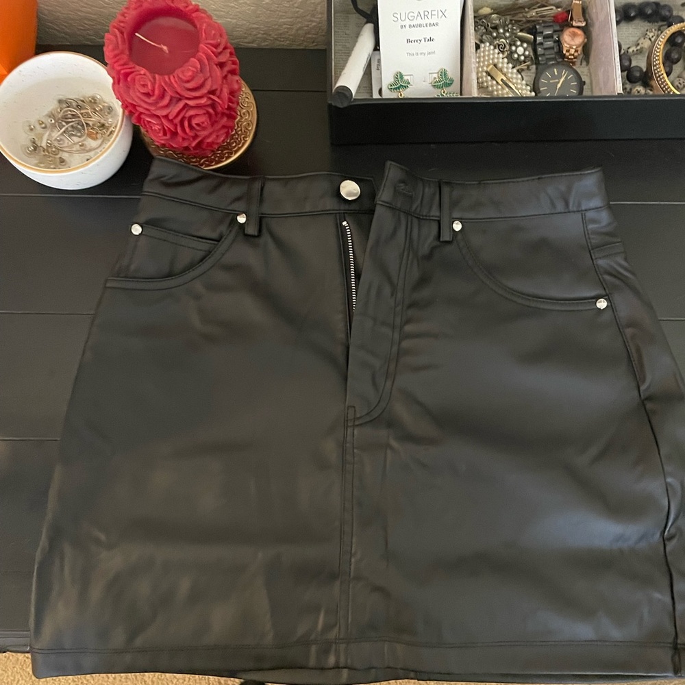 NWOT black faux leather skirt size med